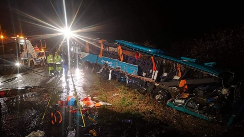 Ужасяващи СНИМКИ от катастрофата на автобуса - ковчег, загробил много деца 