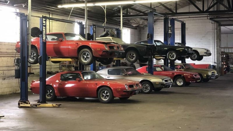 Колекция от редки спортни коли скрита от 20 години в изоставен гараж СНИМКИ