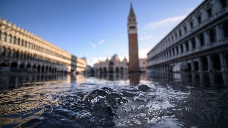 Евакуират Венеция! Водата приижда, след броени часове градът ще потъне изцяло! ВИДЕО