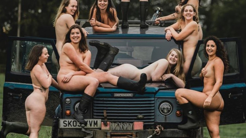 Студенти се снимаха голи за благотворителен календар СНИМКИ 18+