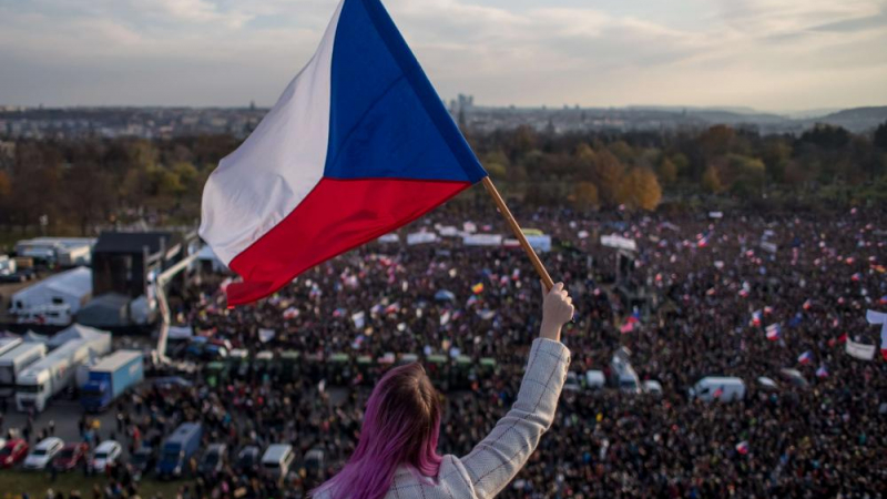 Невиждано: 200 000 протестиращи в Прага! Вдигнаха мерника на премиера СНИМКИ