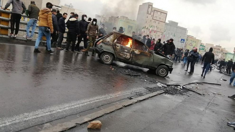 Размирици в Иран: Протестиращи бетонираха магистрала ВИДЕО