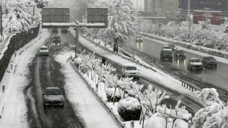 Сняг затвори училищата в Техеран