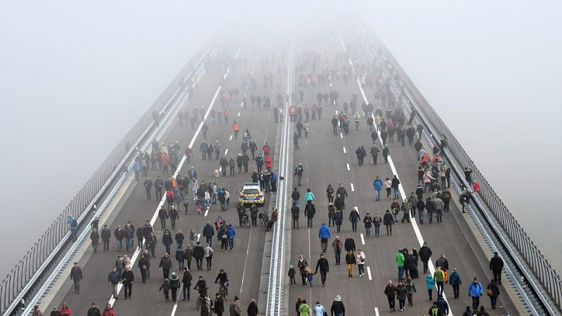 Уникална конструкция: Германци изчезват в облаците над мост за 530 млн. евро СНИМКИ