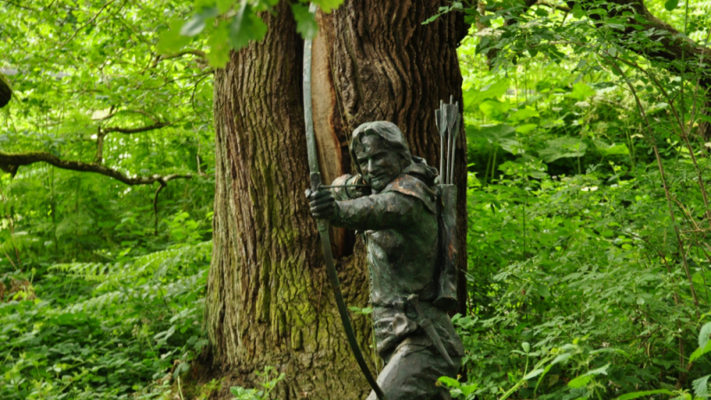 Британец намери в Шеруудската гора златен „подарък от Робин Худ" СНИМКИ