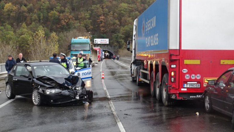 Ново автомеле на пътя София-Варна: Лека кола се е сблъскала в два тира, има загинал