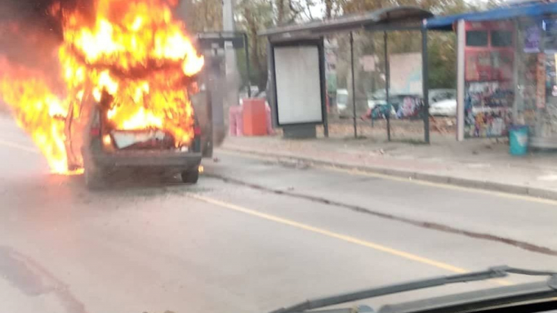 Първо в БЛИЦ: Кола пламна като факла във Варна, хвърчат линейки!