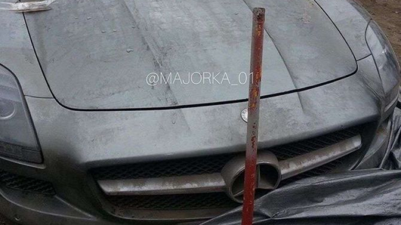 Mercedes-Benz SLS AMG бе захвърлен под открито небе СНИМКИ