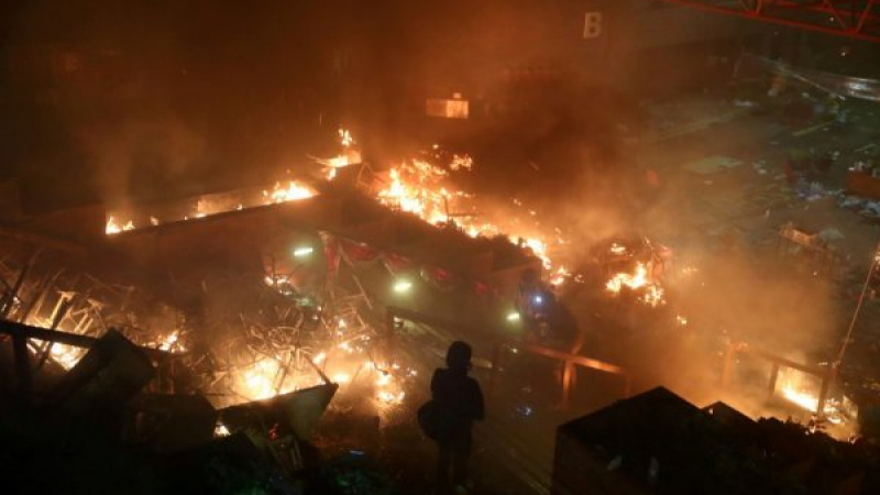 Хонконг гори, а полицията алармира: Няма изход! СНИМКИ