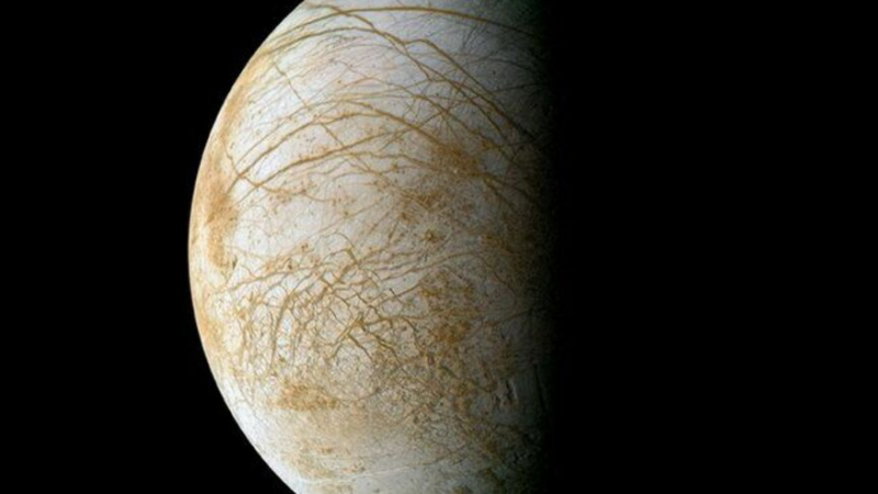 Откриха огромни количества вода в атмосферата на юпитерова луна 