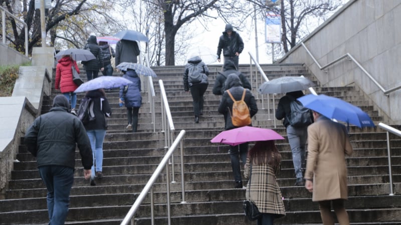 И по-лошо ще става: Дъжд и студ удрят тази част на България в неделя КАРТА