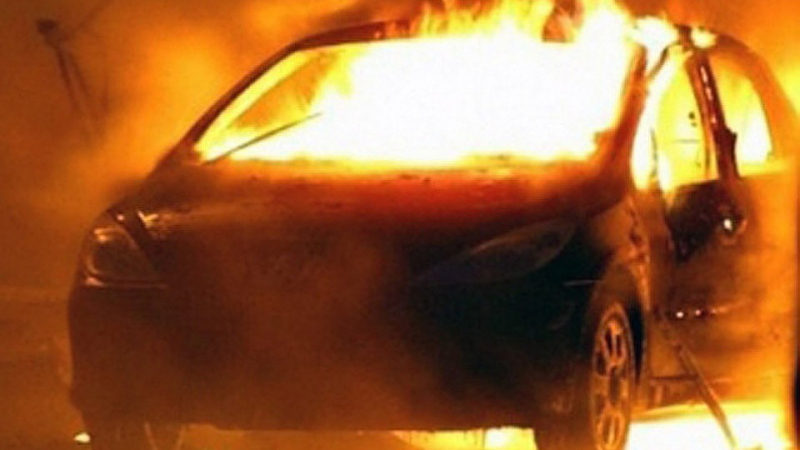 Екшън: Мъж извади човек от горяща кола секунда преди да се опече жив ВИДЕО 