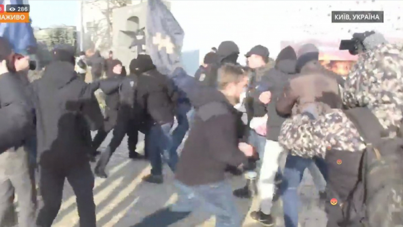 В Киев нападнаха травестити и джендъри по време на марш ВИДЕО