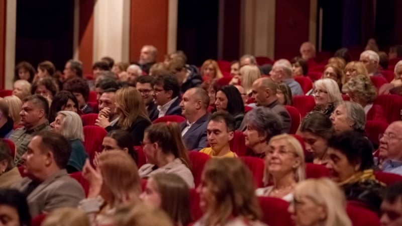 Президентът Радев заведе тайно съпругата си на концерт, но... СНИМКИ