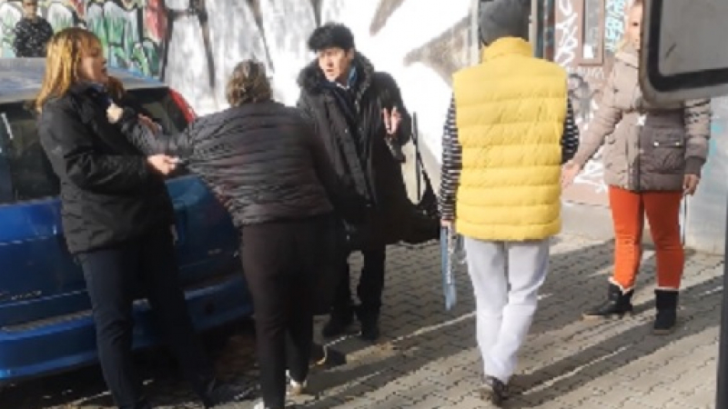 Екшън ВИДЕО показва какво правят контрольорки на гратисчийка в София 