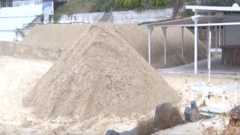 Разкопаха и плаж в Равда, изграждат пясъчна дига СНИМКИ