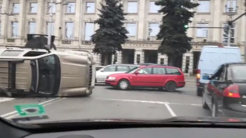 Страшна каскада с джип на пъпа на София, движението е блокирано ВИДЕО