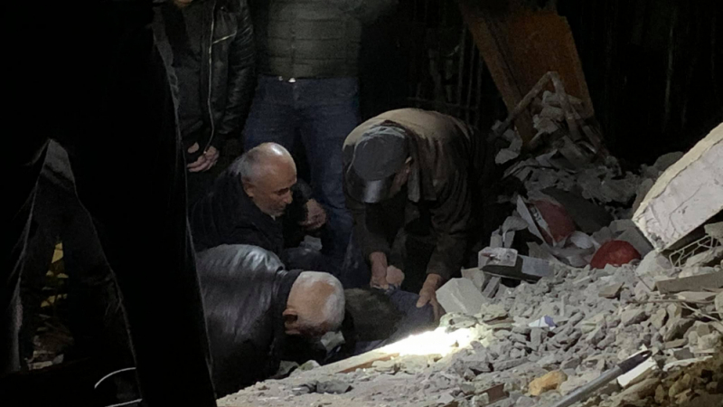 Хора агонизират под руините след труса в Албания, молят за помощ ВИДЕО