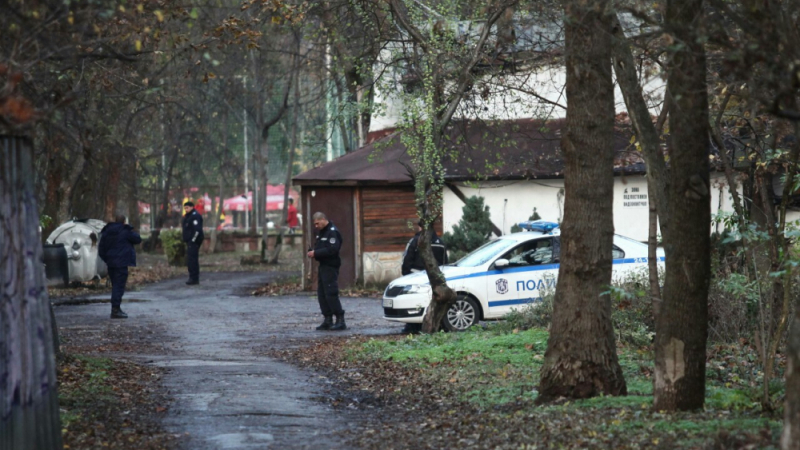 Зловеща гледка: Мъж изхвърли тяло на жена на пясъчник в София