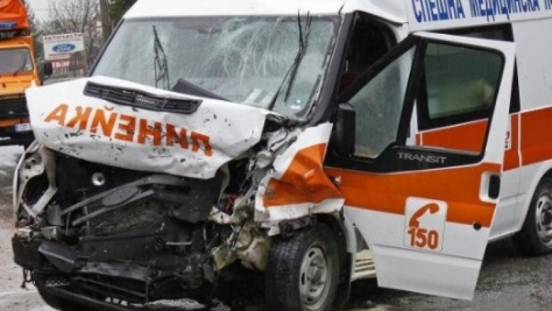 Линейка с пациент от Перник се размаза в София и стана страшно