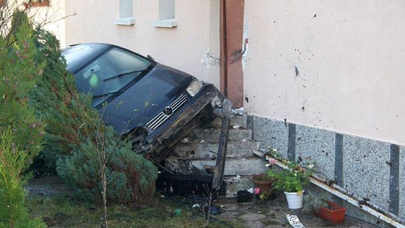 Екшън! 18-годишен излетя с колата си и се приземи в двора на къща в Смолян СНИМКИ