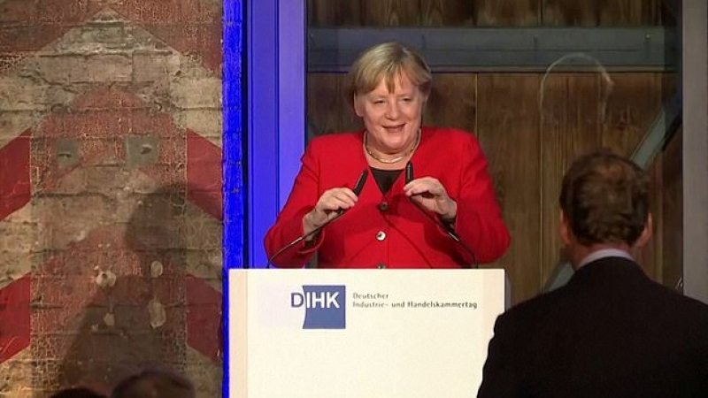 Ангела Меркел се спъна и се преби ВИДЕО