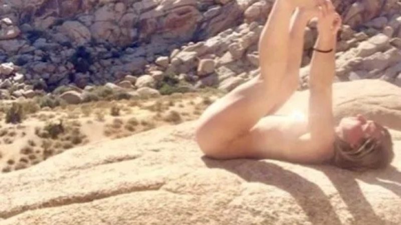 Нова мания: Американка се пече чисто гола и разкрачена срещу слънцето, за да трупа витамин D СНИМКИ 18+