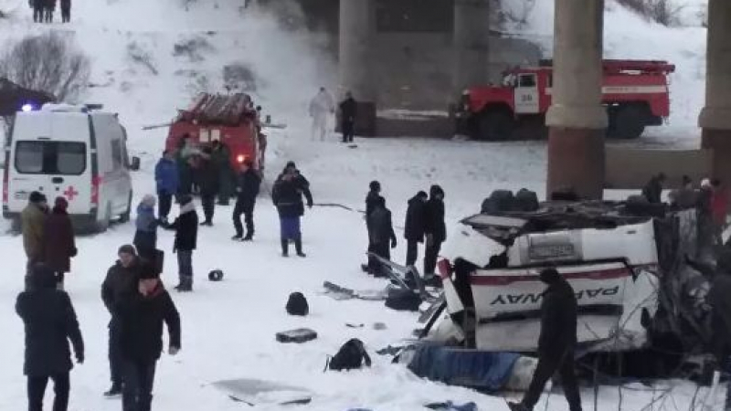 Ужас в Сибир: Автобус падна в замръзнала река, има много жертви ВИДЕО