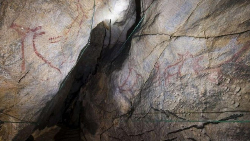 Откриха древни рисунки в пещера в Испания СНИМКИ