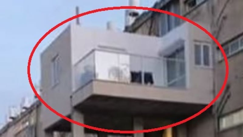  БГ гений: Благоевградчанин разшири панелка на 3-ия етаж с гарсониера, долепена до балкона СНИМКА