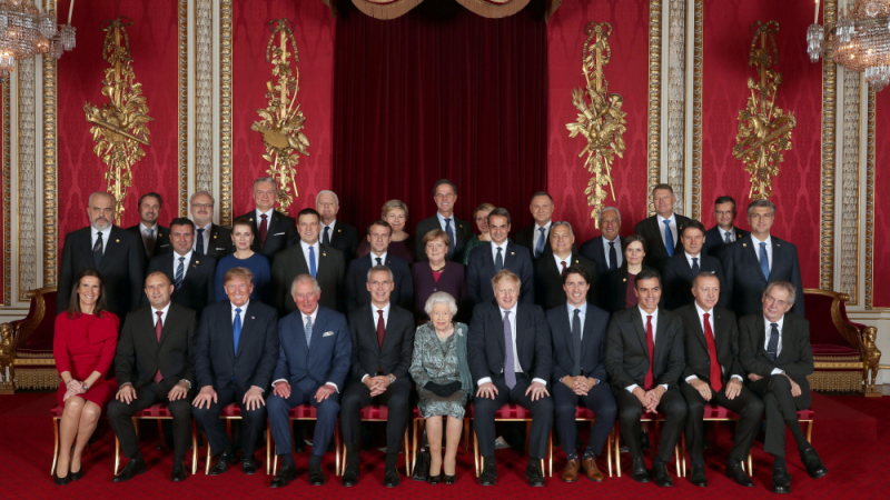 Изненада! Радев и Тръмп рамо до рамо на приема при кралица Елизабет II ВИДЕО 
