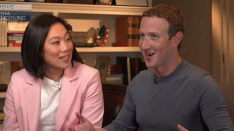 Шефът на Фейсбук и съпругата му поканиха медиите в "скромния" си дом ВИДЕО 