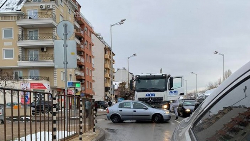 Камион смаза кола в София СНИМКА