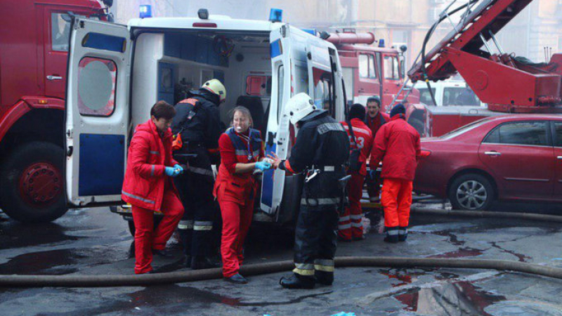Ужас в Одеса, хора скачат от петия етаж, за да се спасят от пожар ВИДЕО