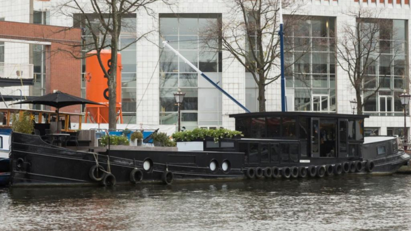 Невзрачна отвън лодка в Амстердам се продава за 1,5 милиона долара, а вътре...