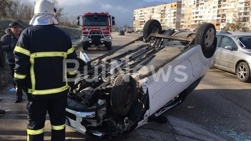 Жестока катастрофа затвори възлов булевард във Враца, колата е по таван СНИМКИ 