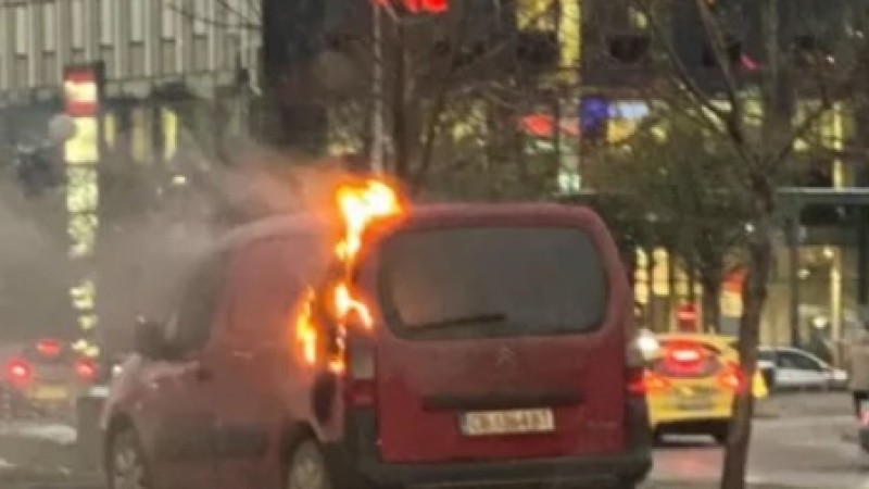 СНИМКИ на горяща кола в София вбесиха мрежата