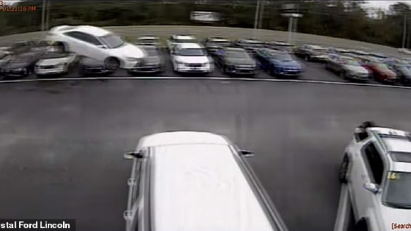 Ужас: Кола прелетя дузина автомобили в автокъща и едва не уби човек ВИДЕО