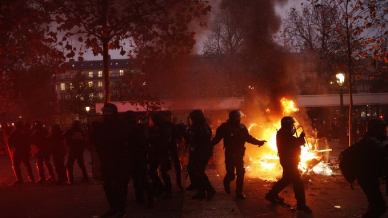 Пълен кошмар във Франция! Над 800 000 души излязоха на улиците ВИДЕО