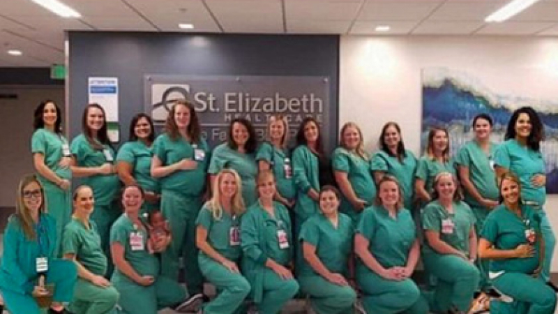 Нов рекорд: 22 служителки в болница забременяха накуп 