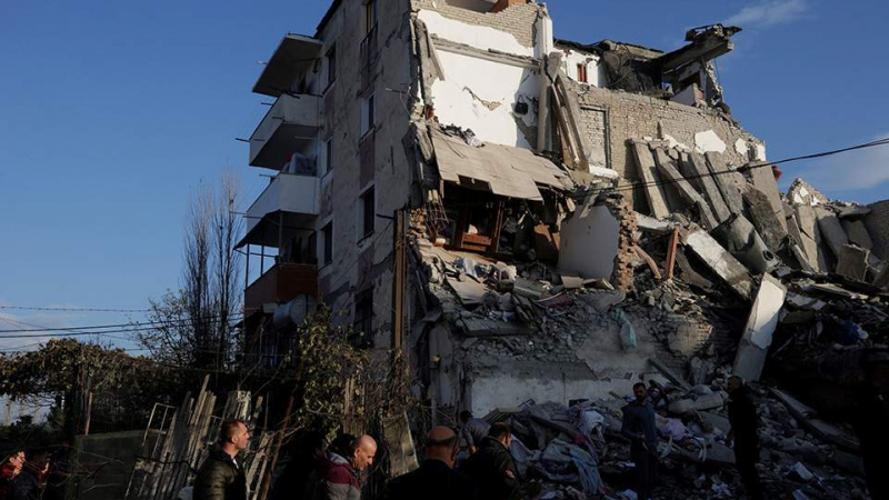 Поет предоставя къщата си за пострадали от земетресението в Албания българи