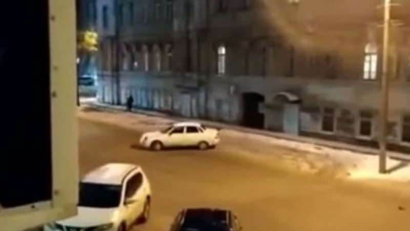 Уникален инцидент: Lada Priora без водач започна сама да се движи по улицата ВИДЕО