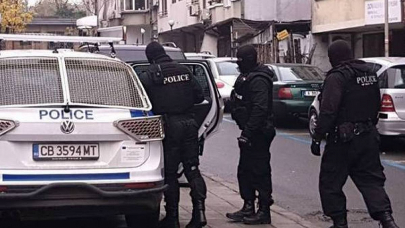 Полиция щурмува апартамент в центъра на Бургас, изкараха с белезници 44-годишен мъж