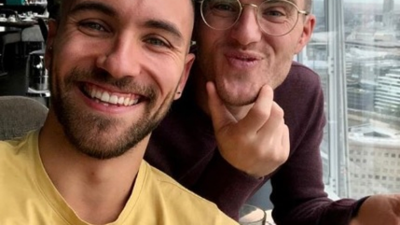 Британска звезда призна, че е гей и показа българския си любовник