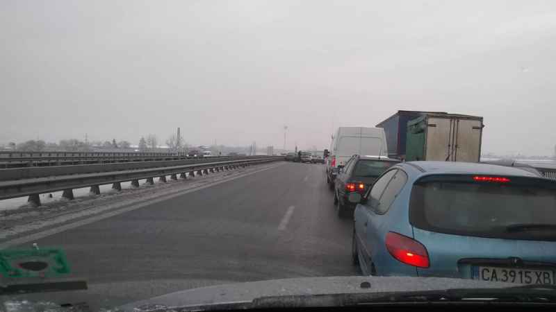 Леден дъжд и поледица блокираха България! Стотици коли се размазаха в катастрофи 