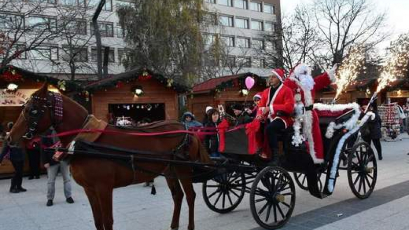 Дядо Коледа пристигна с файтон във Враца