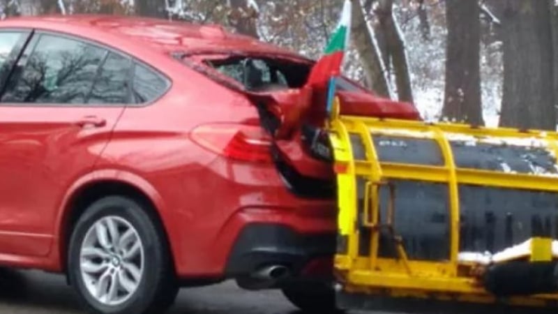 Куриозна катастрофа със скъп червен джип на столичен булевард СНИМКИ