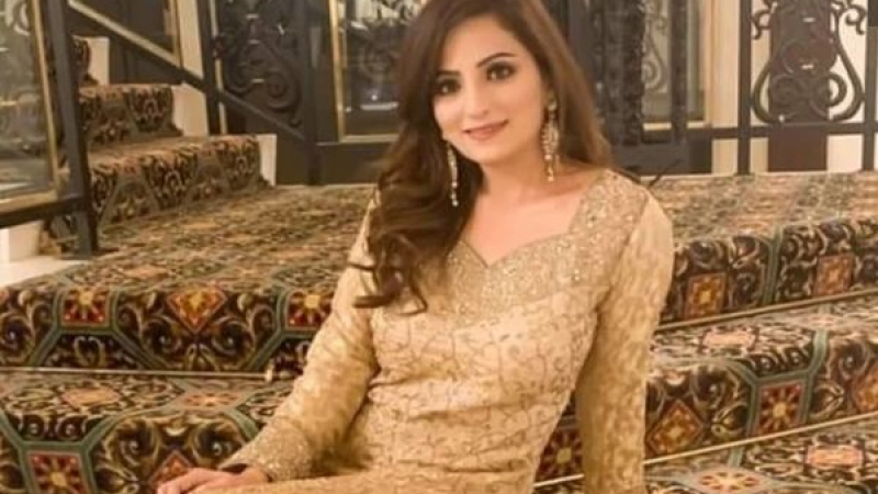 Трагедия: Вдовецът на бившата "Мис Пакистан" облива със сълзи гроба й СНИМКИ