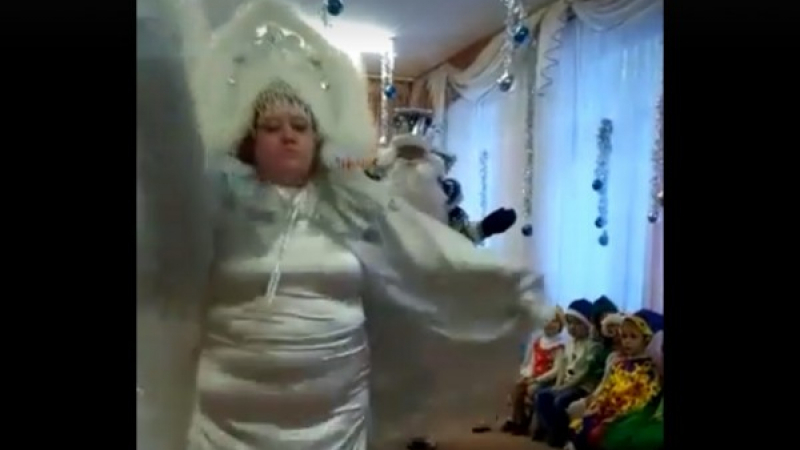 Тежка категория: Едра Снежанка изплаши деца в забавачка ВИДЕО