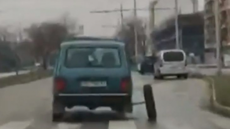 Игра със смъртта: Идиот кара джип Лада с гума, стърчаща на метър от купето в Пловдив